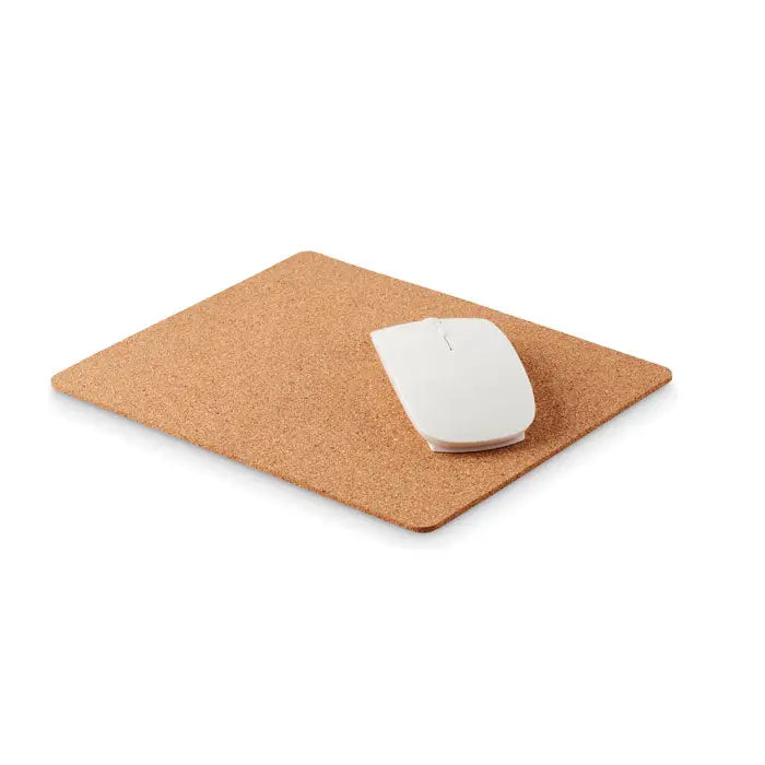 Un mouse wireless alb elegant pe un covoraș de plută naturală cu suprafață texturată