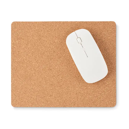 Mouse wireless alb așezat pe covoraș texturat din plută pentru birou sau uz zilnic