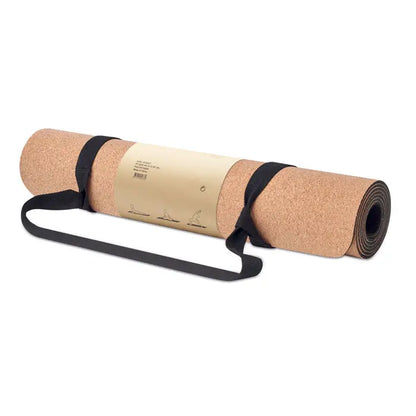 Covoras de yoga din pluta, rulou cu curele negre si eticheta bej cu pozitii ilustrate pentru exercitii yoga