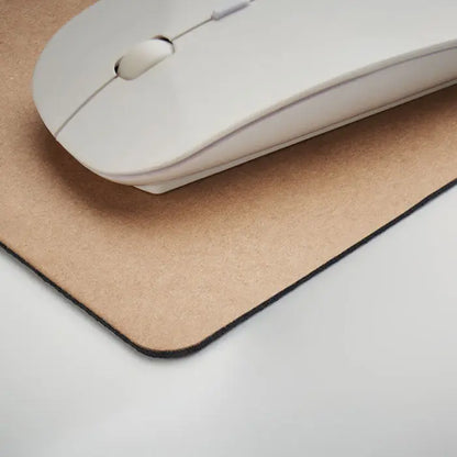 Un mouse wireless alb elegant pe un covoras pentru mouse din hartie reciclata de culoare pluta cu margini cusute negre