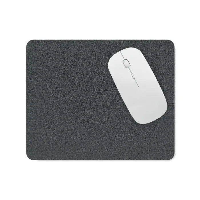 Covoraș pentru mouse din pu reciclat de culoare gri închis cu suprafață texturată și mouse alb wireless așezat pe el