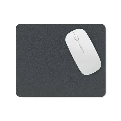 Covoraș pentru mouse din pu reciclat de culoare gri închis cu suprafață texturată și mouse alb wireless așezat pe el