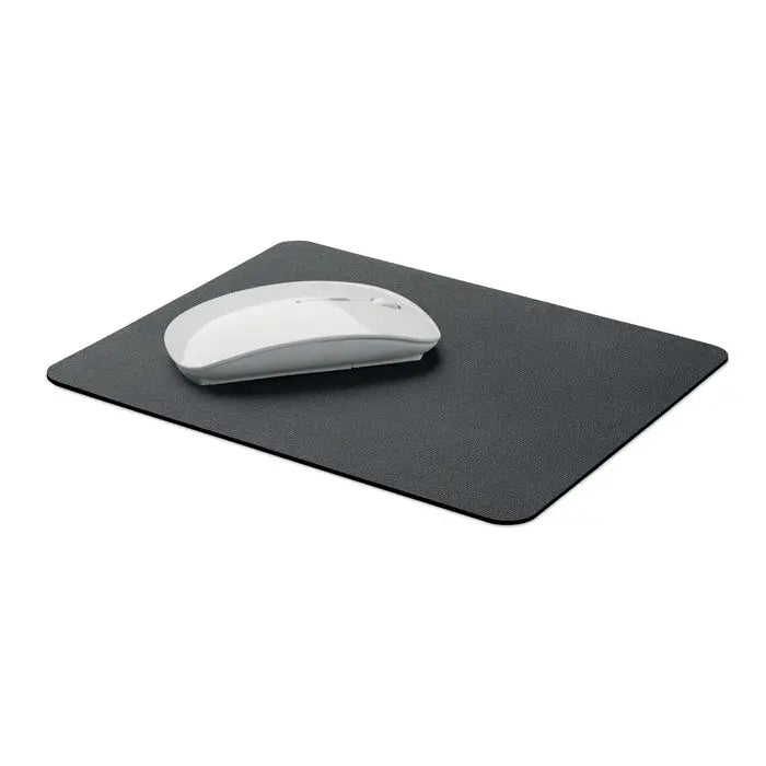 Covoras pentru mouse din pu reciclat negru texturat cu mouse computer alb wireless asezat pe el