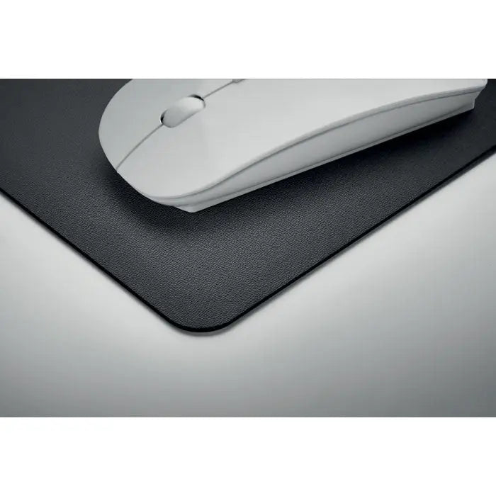 Covoraș pentru mouse negru texturat din PU reciclat cu mouse wireless alb pe suprafață pentru birou