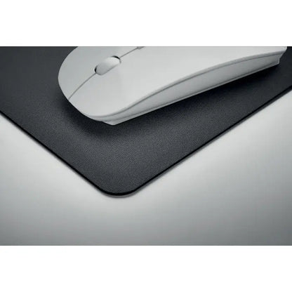 Covoraș pentru mouse negru texturat din PU reciclat cu mouse wireless alb pe suprafață pentru birou