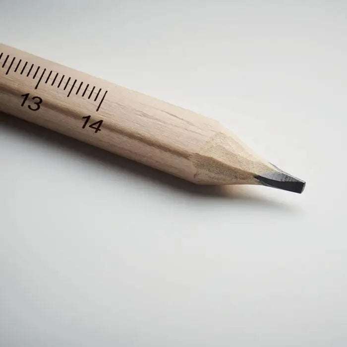 Creion de dulgheri din lemn cu varf ascutit si rigla gravata pentru masuratori precise