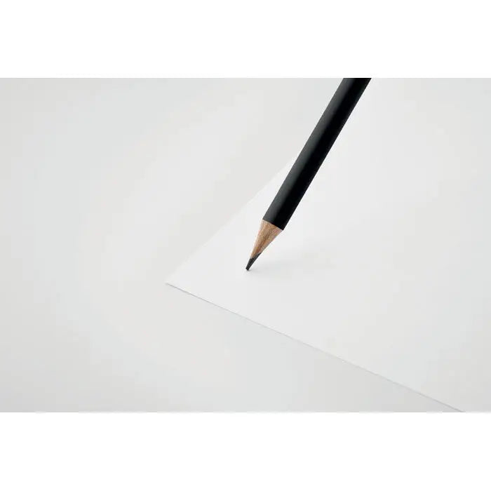 Creion natural cu radiera negru lucios cu varf ascutit din lemn pe hartie alba curata