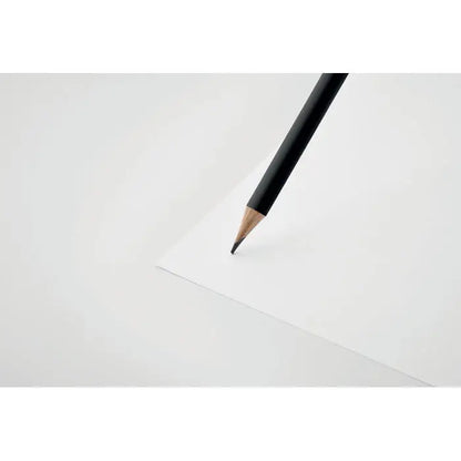Creion natural cu radiera negru lucios cu varf ascutit din lemn pe hartie alba curata