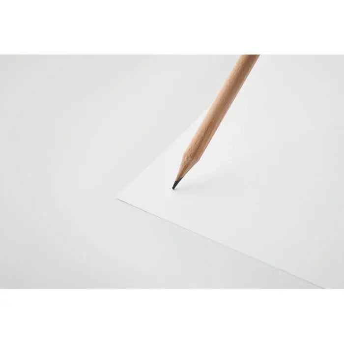 Creion natural din lemn cu vârf ascuțit de grafit odihnind pe o foaie albă în punga cu semințe