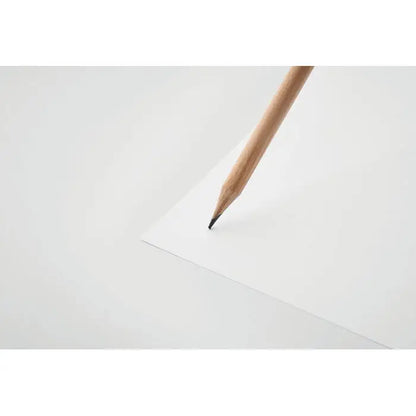 Creion natural din lemn cu vârf ascuțit de grafit odihnind pe o foaie albă în punga cu semințe