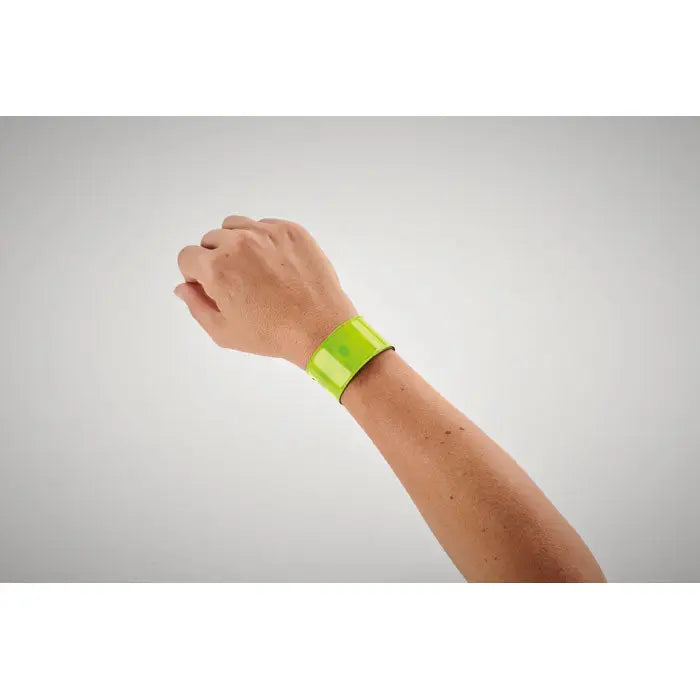 Curea reflectorizanta pentru brat in verde lime stralucitor, purtata pe brat pentru vizibilitate sporita