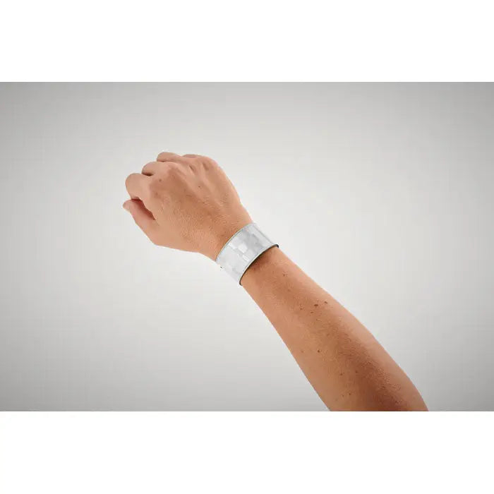 Curea reflectorizanta pentru brat argintie cu model subtil in carouri pentru siguranta sporită