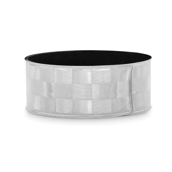 Curea reflectorizanta pentru brat din material argintiu metalic cu model discret in carouri si captuseala interioara neagra