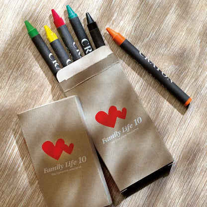 Set de 6 creioane de ceara cu corp negru si varfuri colorate, ambalate in manusi de hartie maro cu logo inima rosie family life