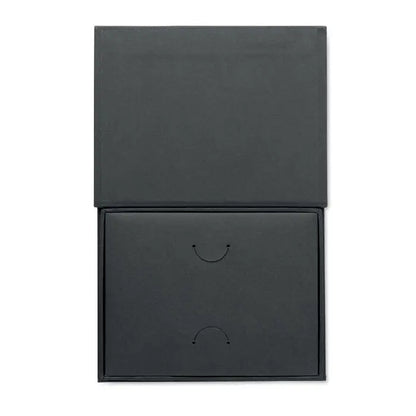 Cutie de card cadou neagra din piele ecologica cu design minimalist zambet simplu pe capac