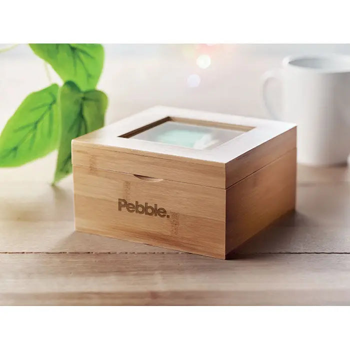Cutie de ceai din bambus maro deschis cu capac din sticla transparenta si sigla pebble gravata