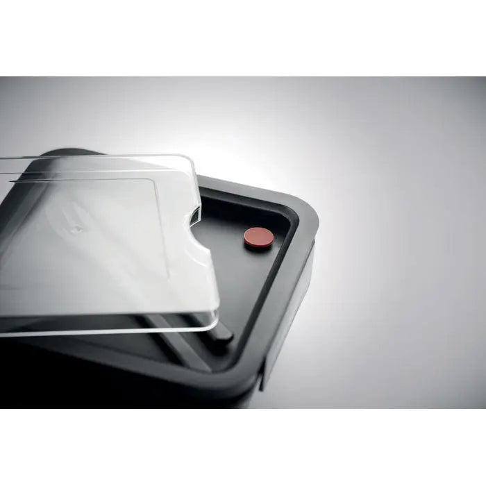 Cutie de pranz neagra dreptunghiulara cu capac transparent si buton rosu, capacitate 600ml cu tacamuri integrate