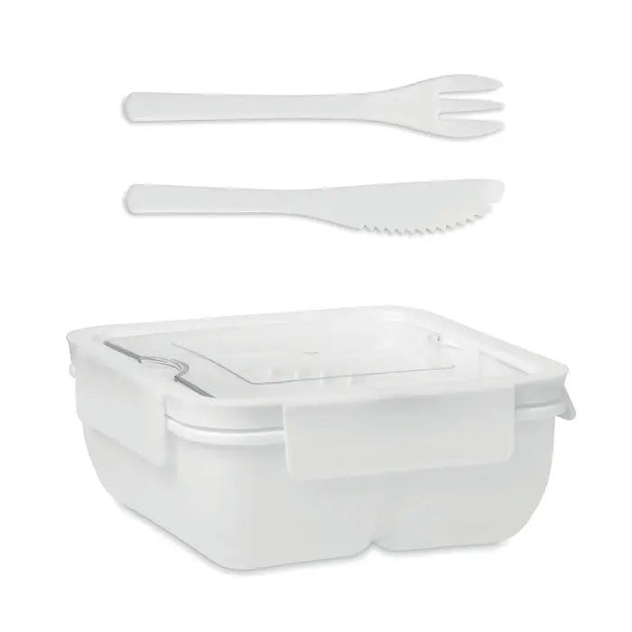 Cutie de pranz albă din plastic cu capac transparent și tacâmuri albe de unică folosință 600ml