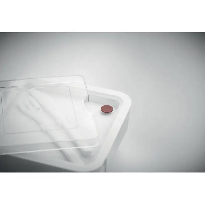 Cutie de pranz din plastic alb cu capac transparent si magnet rosu circular pentru tacamuri 600ml