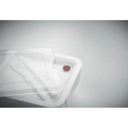Cutie de pranz din plastic alb cu capac transparent si magnet rosu circular pentru tacamuri 600ml
