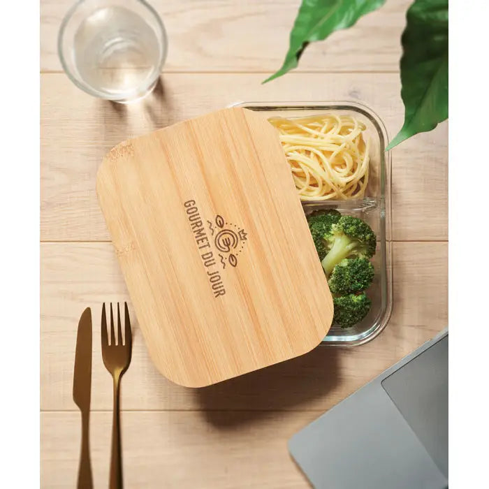 Cutie de pranz din sticla cu capac din bambus maro deschis si mancare cu spaghete si broccoli