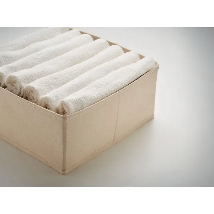 Beige cutie mare de depozitare 220 gr/m² din pânză, cu prosoape albe rulate organizează spațiul eficient
