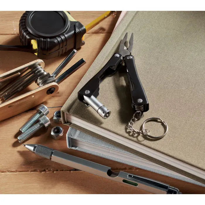 Cutit multifunctional pliabil negru si argintiu din metal cu breloc integrat pentru uz zilnic