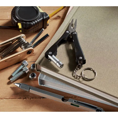Cutit multifunctional pliabil negru si argintiu din metal cu breloc integrat pentru uz zilnic