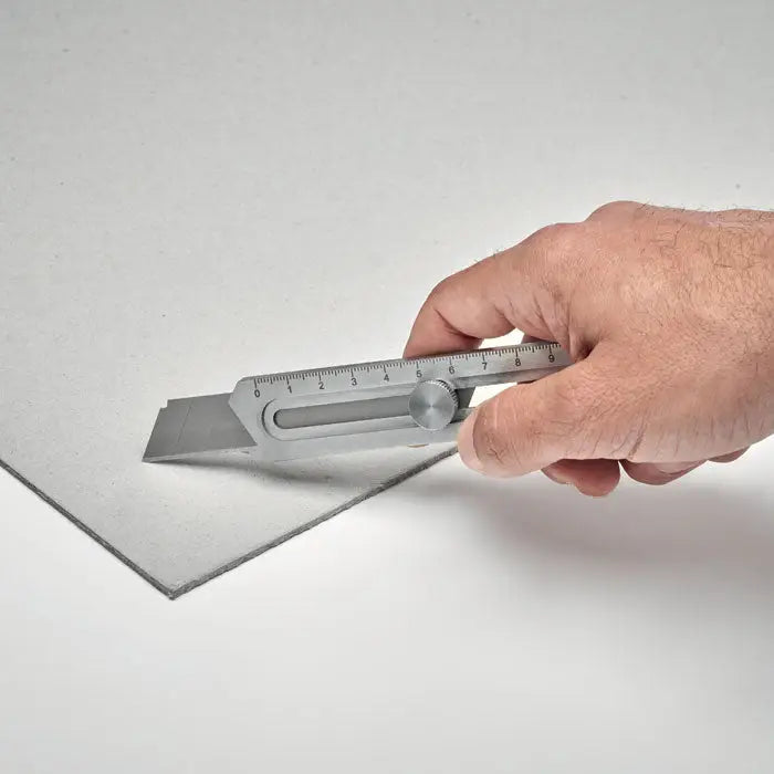 Cutit retractabil cu instrumente multiple metalic argintiu cu lama retractabila si scala de masurare