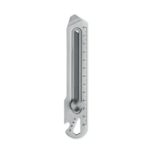 Cutit retractabil din metal argintiu cu instrumente multiple incluzand ruleta si deschizator de sticle