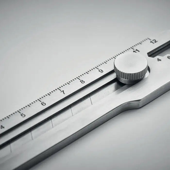 Cutit retractabil cu riglă glisantă metalică argintie cu buton texturat și marcaje gravate precise