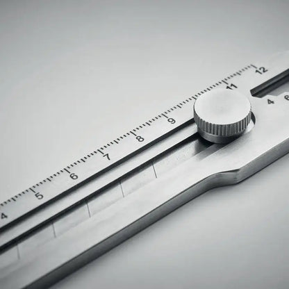 Cutit retractabil cu riglă glisantă metalică argintie cu buton texturat și marcaje gravate precise