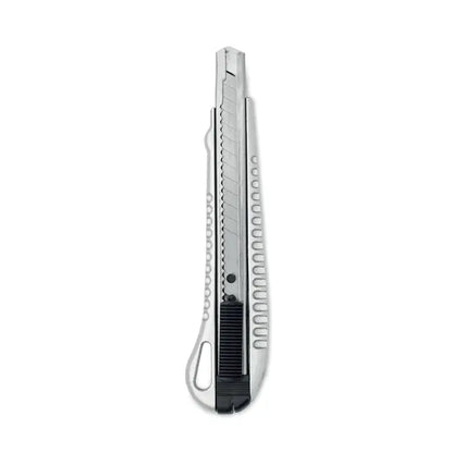 Cutit retractabil din aluminiu argintiu si negru cu maner texturat si lama zimtata pentru taiere eficienta