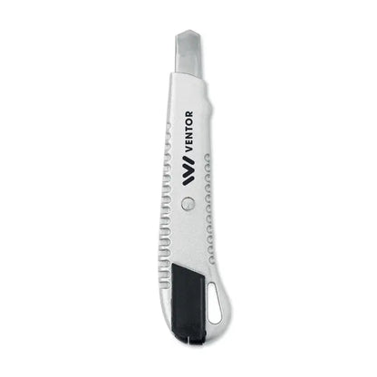 Cutit retractabil din aluminiu argintiu cu maner texturat si accent negru pentru uz utilitar