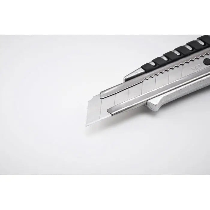 Cutit retractabil argintiu cu maner texturat negru si lama zimtata pentru uz utilitar
