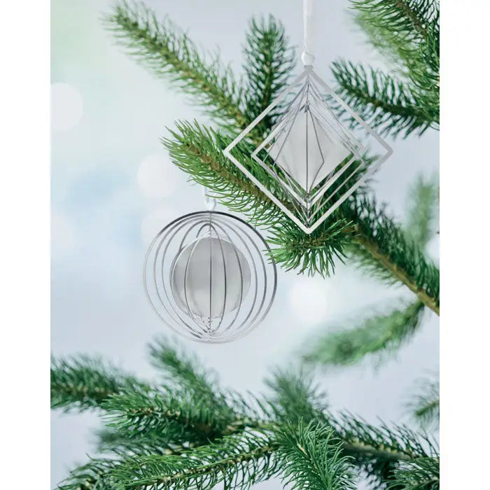 Decor cerc cu panglica ornament geometric argintiu din sarma agatat de crenguta de brad