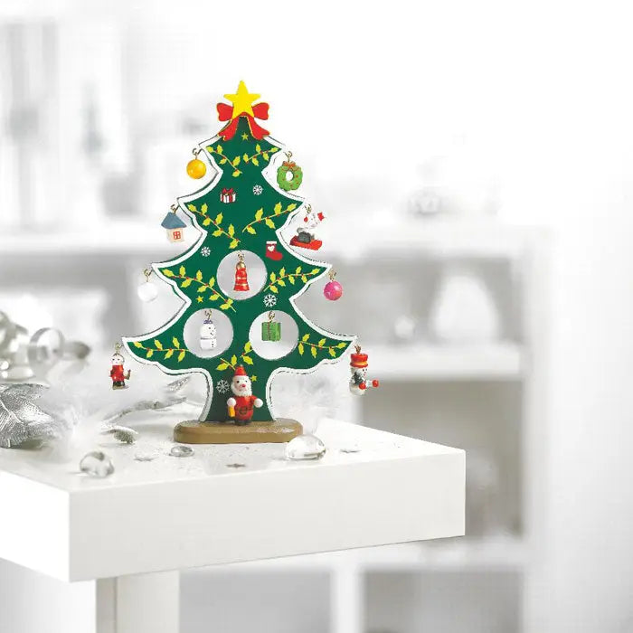 Decorat din lemn pentru brad de Craciun verde cu steluta galbena si decoratiuni miniaturale atarnate