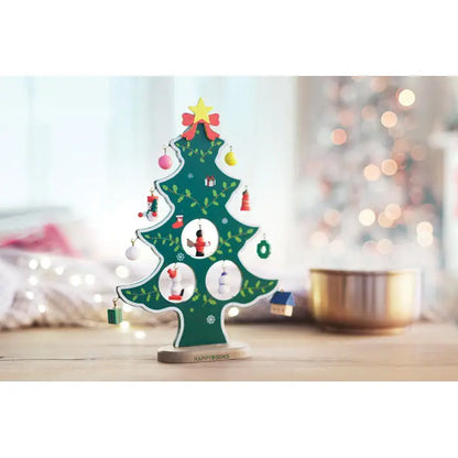 Decorat din lemn pentru brad de Craciun verde cu ornamente colorate mici si funda rosie sus