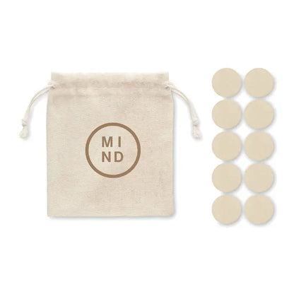 Beige geanta de panza cu snur si logo maro rotund mind alaturi de zece discuri rotunde beige de lemn tic tac