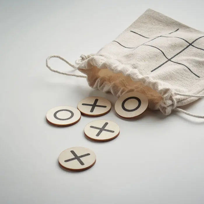 Deget de lemn tic tac set de piese joc x si o negre pe lemn natural in punga bej cu print grila
