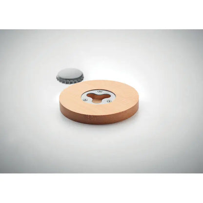 Deschidetor de sticle circular din lemn cu insertie metalica argintie si patru suruburi, design minimalist