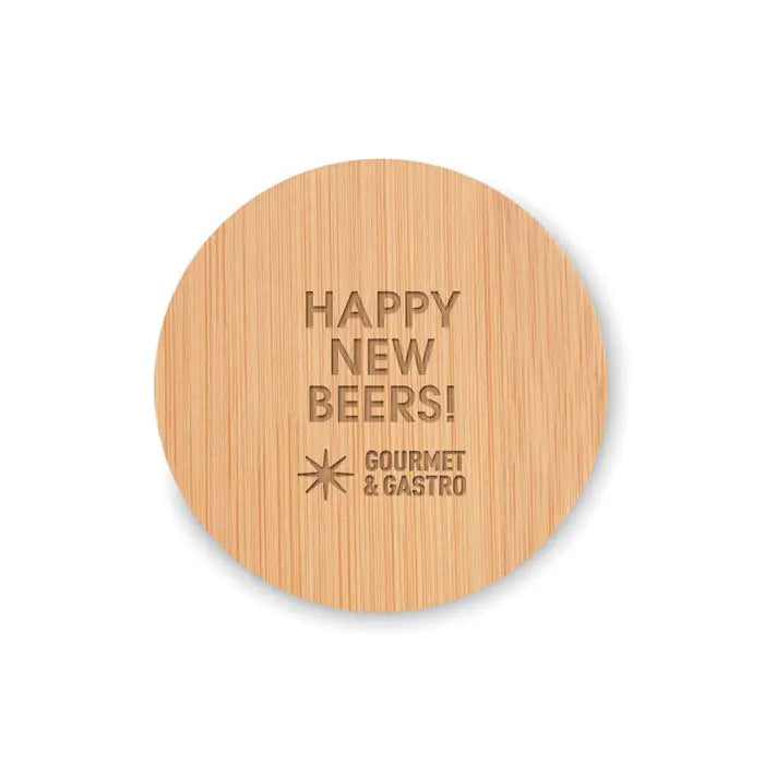 Deschidetor de sticle coaster din bambus circular cu text happy new beers si gourmet gastro gravat pe finisaj natural de lemn