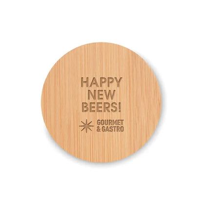Deschidetor de sticle coaster din bambus circular cu text happy new beers si gourmet gastro gravat pe finisaj natural de lemn
