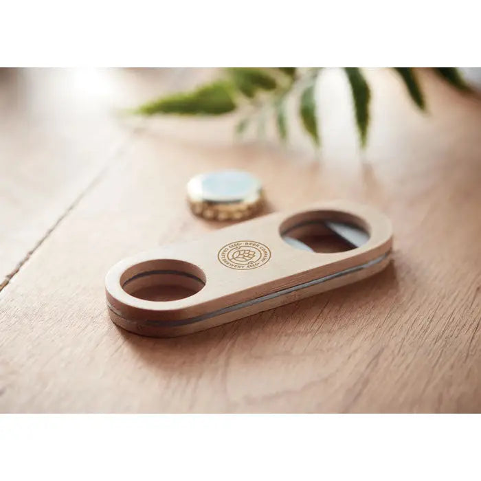 Deschidetor de sticle oval bamboo din lemn de bambus deschis, cu design minimalist si logo circular gravat