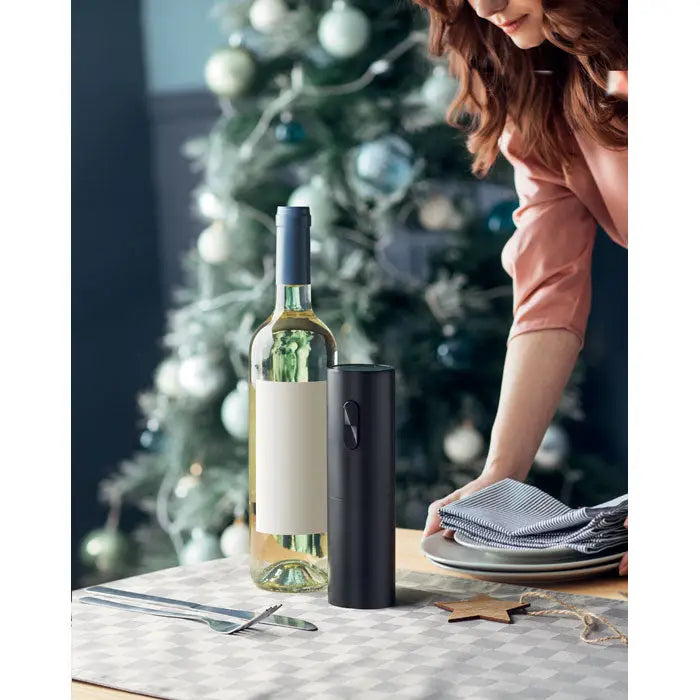 Deschidetor de sticle de vin electric cilindric negru cu finisaj mat si buton subtil pe lateral