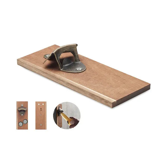 Deschizator de sticle montat pe perete din bronz rustic fixat pe o placa de lemn maro deschis