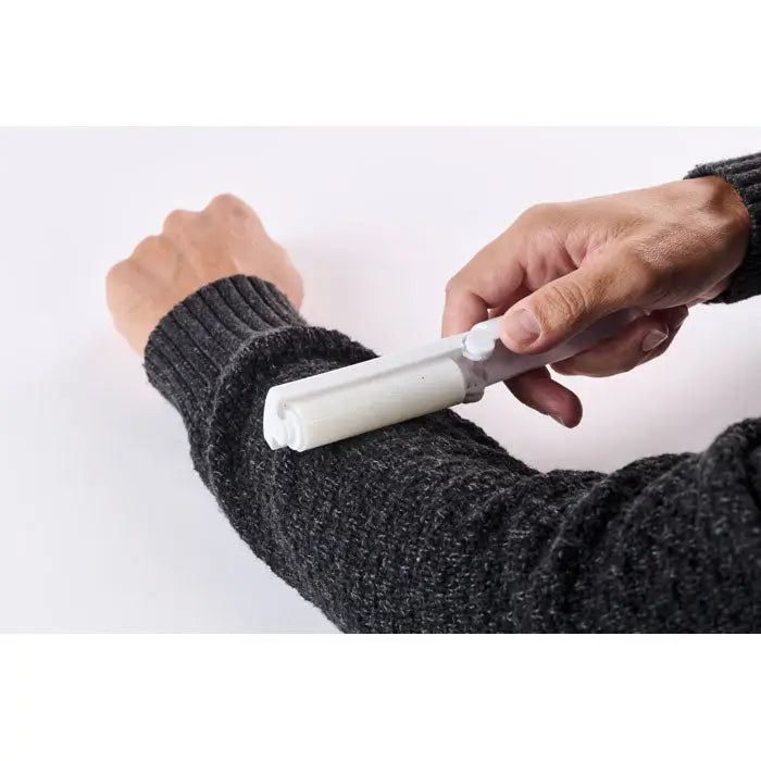 Detergent reutilizabil pentru role lipicioase cu corp cilindric alb si grip texturat pentru indepartarea scamelor