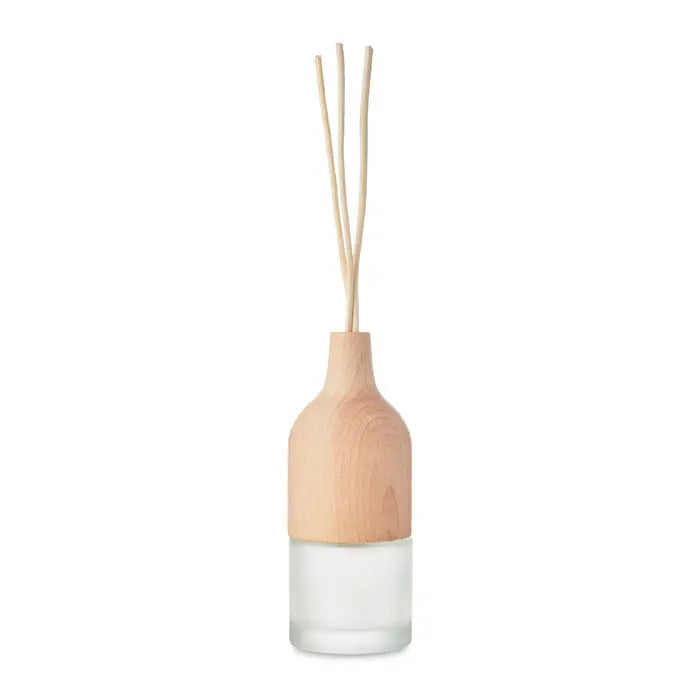 Difuzor de arome minimalist din lemn natural si sticla mata cu patru bete bej subtiri pentru parfum ambiental