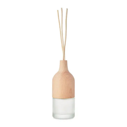 Difuzor de arome minimalist din lemn natural si sticla mata cu patru bete bej subtiri pentru parfum ambiental