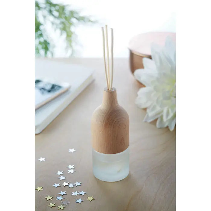 Difuzor de arome minimalist din lemn si sticla mata cu bete subtiri din lemn natural